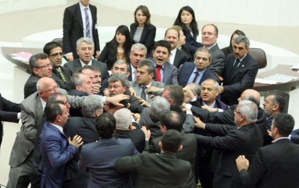 Son disiplin cezas alan milletvekili ise AK Parti stanbul Milletvekili Oktay Saral. Saral'a, TBMM Genel Kurulu'nun 23 Ocak 2014 tarihli birleiminde, CHP Aydn Milletvekili Blent Tezcan'a yumruk att gerekesiyle knama cezas verildi.