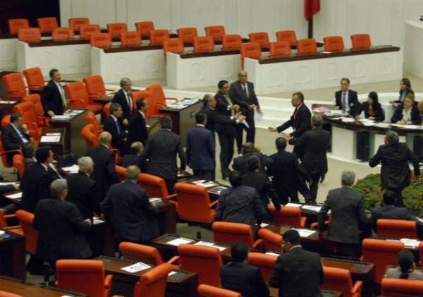 Meclis'ten geici karma ile ilgili cezalarda, CHP Tunceli Milletvekili Kamer Gen, "18 yl arayla hem ceza alan hem de ceza veren" milletvekili olarak tutanaklara yansd.