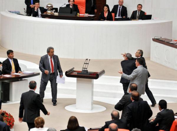 Halen milletvekili olanlar arasnda en ok cezay, CHP Tunceli Milletvekili Kamer Gen ald.