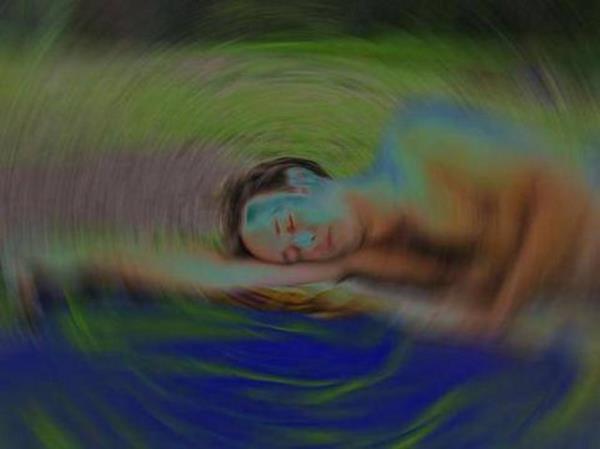 REM dneminde baz karakteristik gz kapa hareketleri, ryalardaki spesifik anlara iaret eder. Bu durum, film izlerkenki srece benzetiliyor.