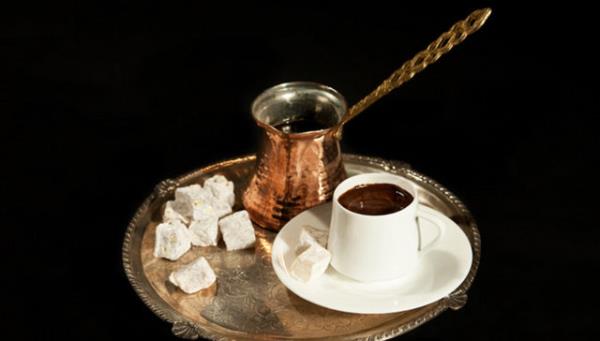 Avrupa Gda Gvenlii Dernei (EFSA) ile Hemire Salk almas'nn yapt aratrmalara gre orta dzeyde kahve tketmek hafza ve mantkl dnme zerine olumlu etki ediyor.