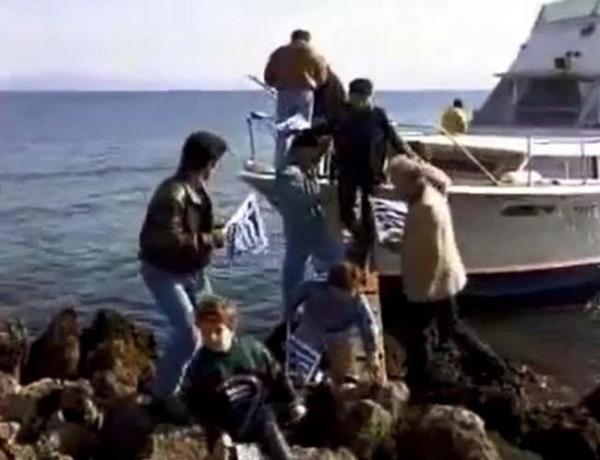 Grntlerde, Kilimlili papaz, belediye bakan yardmcs ve ocuklarn tekne ile gelip Kardak Kayalklar'na kmas yer alyor.