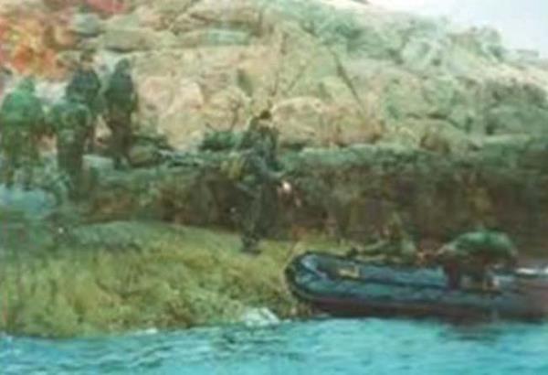 Kilimli Liman'ndan tekneye binenlerin Kardak'a gelmeleri ve Yunan Sahil Gvenlik botlarnn korumasnda adaya ulamalarna da grntlerde yer verildi.