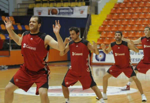 12 Dev Adam'n baarlarna sevinmek