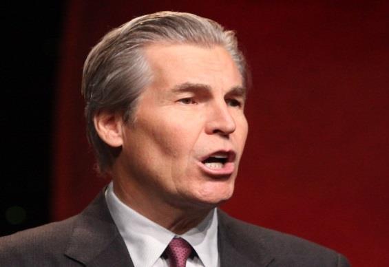 <p><b>Terry Lundgren Macy's CEO'su </b></p>   Bugn byk bir maaza zincirinin banda olan sert grnml Terry Lundgre'in ilk ii yerel bir lokantada istiridye kabuu soymakt. Babasnn durumu olmad iin niversite masraflarn kartmak iin balad iten sonra ans olduka yaver gitti.