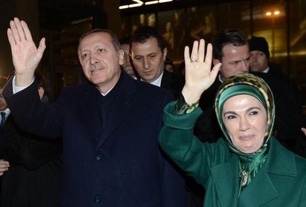 Babakan Erdoan, Berlin'de kalaca otelin nnde toplanan kalabalk tarafndan, "Dik dur eilme, bu millet seninle", "Trkiye seninle gurur duyuyor" sloganlaryla karlad.