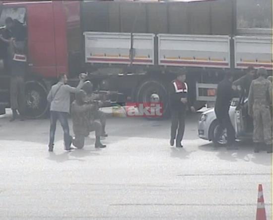 <p>Fotoraflara ilikin bilgi notunda personelin Ceyhan Karayolu zerinde silah zoru ile durdurulduu, bir grup askerin eskort ara ve TIR&#8217;larn nnde mevzilenip ate pozisyonu ald kaydedildi. Raporda Ankara&#8217;dan zel emirle yola kan aralardaki personelin darp edildii, kimliklerinin dahi sorulmadan asfalt zeminde srklenip yaralanmalar saland ifade edildi. Bir ksmnn subay olduu belirtilen MT grevlilerinin yz, kol ve bilek blgesinde ciddi derecede doku zedelenmesi olduu bildirildi.</p>