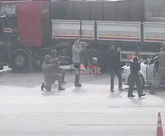 <p>MT&#8217;in hazrlad raporda yer alan bilgi notunda &#8220;ki asker mevzi alp uzun namlulu silahlarla ara ierisinde bulunan grevlileri hedef almtr. Durdurulan otomobilde bulunan personele onlarca muvazzaf mdahale etmi, ar hakaretlerde bulunulan grevliler asfalt zemine yatrlarak darp edilmitir. Personelin bilek, kol ve boyun blgesinde ciddi derecede yaralanmalar olmutur. Szde patlama ihtimaline kar sinyal kesici ara getirilmesi ise tam bir kurgudan ibarettir.&#8221; ifadelerine yer veriliyor.</p>