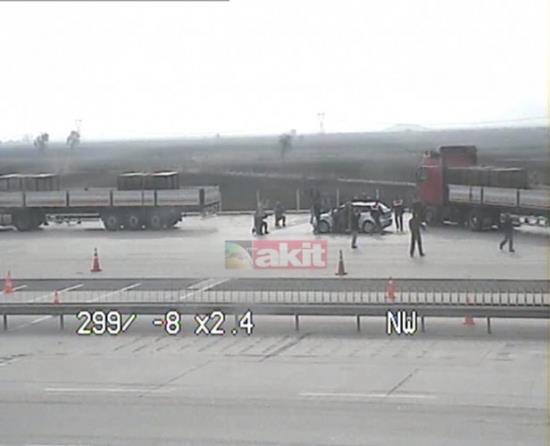 <p>Raporda TIR&#8217;larn durdurulduklar karayolunda yzlerce sivilin nnde aranmak istendii, EL Kaide kurgusu ile gerekletirilen operasyon kapsamnda 1. TIR&#8217;n konteynr kapaklarnn hemen orada ald, iinden ila kmas zerine panikleyen jandarma komutann bilinmeyen bir yere telefonla bilgi verdii ifade edildi. Daha sonra bu kapsamda 1 ve 2 nolu TIR&#8217;larn jandarmaya ait bir alana gtrlmek istendii, 3 nolu TIR&#8217;n ise Adana kent merkezine ynlendirildii bildirildi.</p>