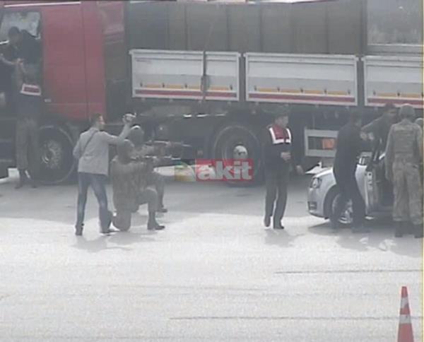 <p>Akit, Adana&#8217;da Trkmenlere yardm gtren MT&#8217;e kar gerekletirilen operasyona ilikin ok grntler ele geirdi. Milli stihbarat Tekilatnn (MT) Babakanlk ve ileri Bakanlna gnderdii raporda yer alan sral fotoraflarda, milli menfaatlerimizi canlar pahasna korumaya alan istihbarat grevlilerinin uzun namlulu silahlarla durdurulduu, Jandarma komandolarn ate amak iin mevzi ald aka grlyor.</p>