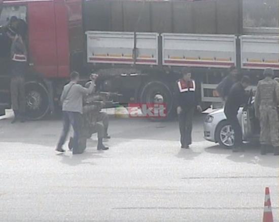 <p>Milli stihbarat Tekilatnn Babakanlk ve ileri Bakanlna gnderdii raporda yer alan fotoraf ve bilgi notlar, Adana Savcl ile Jandarmann, devletin istihbarat tekilatna adeta terrist muamelesi yaptn ortaya koydu. Babakan Recep Tayyip Erdoan&#8217;n da inceledii fotoraflarda, milli menfaatlerimizi korumak iin canlarn riske atan istihbarat grevlilerinin uzun namlulu silah dorultularak durdurulduu, personelin zerine onlarca askerin ulland grlyor.</p>