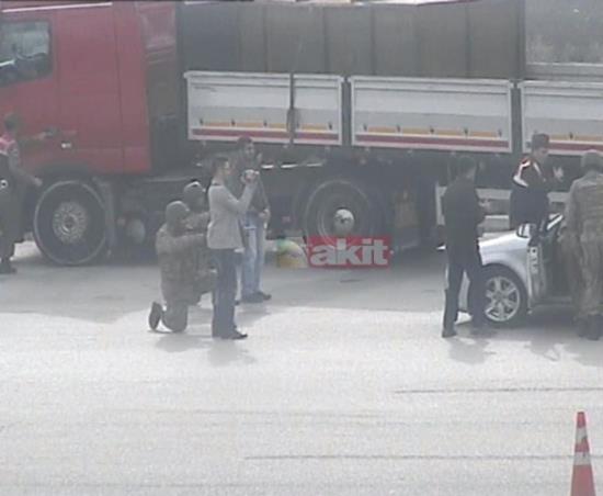 <p>TIR&#8217;lara eskortluk yapan otomobilde bulunan grevlilerin kimlik gstermesine dahi frsat verilmedii, onlarca jandarma tarafndan darp edilip kelepelendikleri vurguland. Operasyona katlan baz askerlerin personele sinkafl szler sarf ettii ifade edilirken, konteynr kapaklar karayolu zerinde alan 1. TIR&#8217;dan ila kmas zerine jandarmann panikleyerek TIR&#8217;lar askeri depoya gtrmek istedii kaydedil</p>