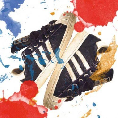 Gnlk hayatmzn vazgeilmez rahatl spor ayakkablar, dnya sahnesine kmak iin 1860l yllarda Charles Goodyearn kauuun kkrtle sertletiini kefetmesini bekledi.