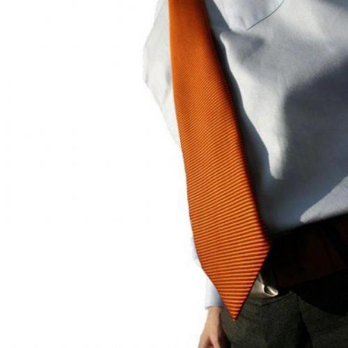 Pek ok insann hakikaten nereden kt bu musibet dedii kravatn ne amala ortaya kt bir muamma.Ancak zamannda askerlerin serinlemek zere slatp boyunlarna astklar boyun ba ile bir akrabal olduu dnlyor.