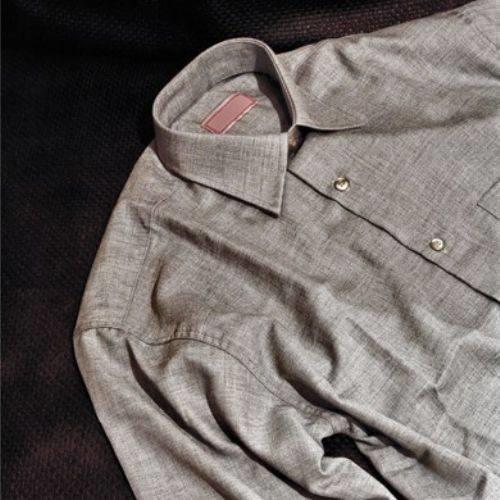 Her dolabn vazgeilmezi gmlek balangta dizlerin altna dek uzanan ve belden kemerlenen bir giysiydi.