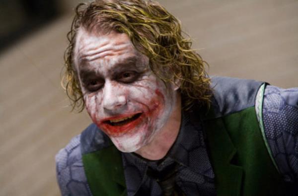<p><b>Batman / Kara valye</b></p>   "Neden bak kullanyorum biliyormusun? Tabanca ok hzl. Bylece kk anlarn tadna varyorsun." (Joker)