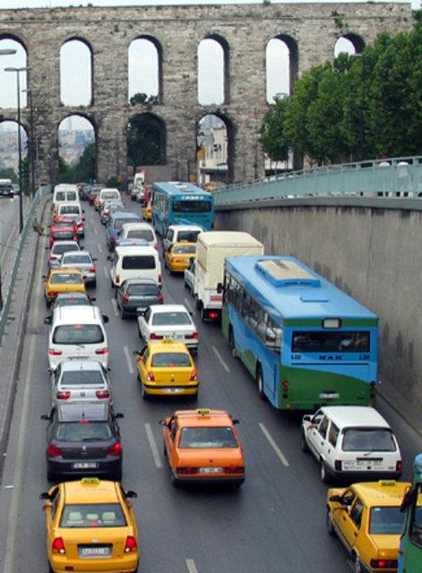 17. Gitmek istediiniz ynde ok trafik olduunu syleyip aslnda daha youn olan yola sokan taksi ofrleri.