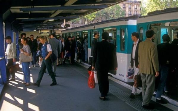 7. Siz henz asansrden ya da metrodan inmeden basit fizik kurallarn alglayamadndan olsa gerek, ieri girmek iin hummal bir mcadeleye girienler.