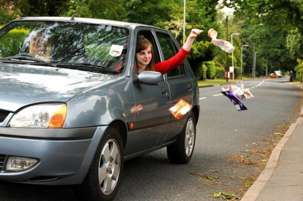 22. Arabasnn camndan pet ie, kat, bo iecek kutusu savuranlar.