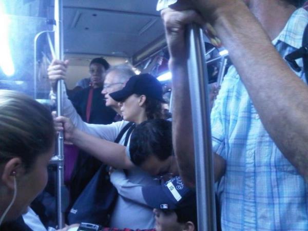 23. Otobse ya da metroya bindiklerinde bo alanlara ilerlemek yerine kap nlerinde pinekleyenler.