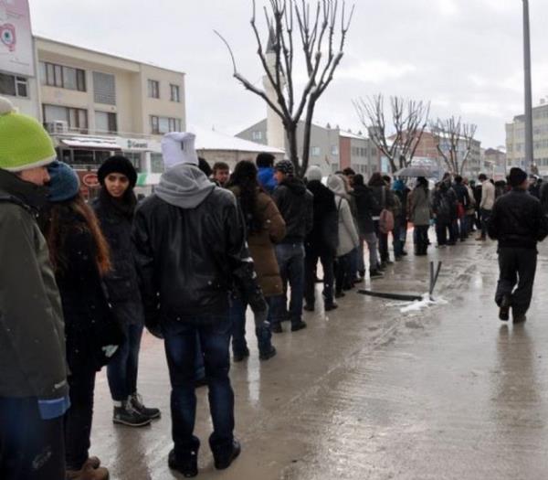 nnzdeki ile aranzda makul bir boluk brakarak beklediinizde de arkadakinin ne gemeye almas ya da size "lerler misiniz?" demesi. Oysa srada ilerlemeyi gerektirecek bir hzlanma olmamtr, sadece ndekine yapmak istemiyorsunuzdur.