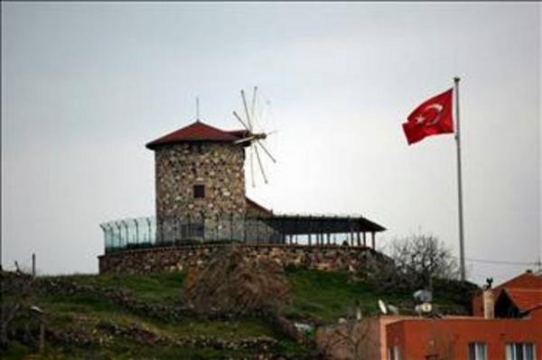 Cunda'da tepedeki deirmene kadar trmanmak ve orada soluklanp irili ufakl adalarla evrili dnyann bu esiz manzarasn fotoraflamak