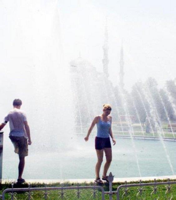 Sultanahmet'te turistlerle konumak