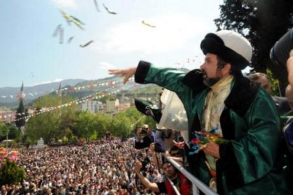 Manisa'daki geleneksel mesir macunu enliine katlmak ve havaya salan binlercesinden kucak dolusu toplayp yemek