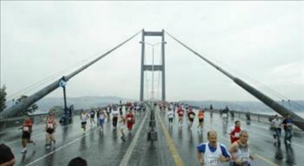 Avrasya Maratonu srasnda Boaz' Boaz Kprs'nden seyretmek