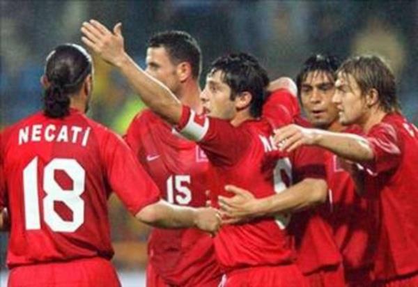 cretsiz bileti gieden alp Trk Milli Takm'nn baz milli maclarn tribnde izlemek ve boazn yrtarcasna tezahrat yapp takm desteklemek