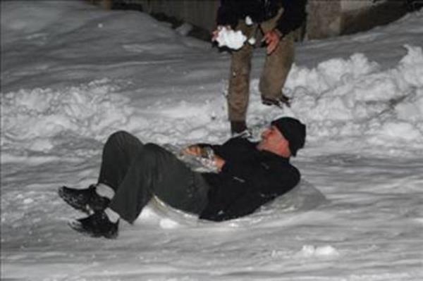 Kar yadnda byk naylon poetlerle yoku aa kaymak