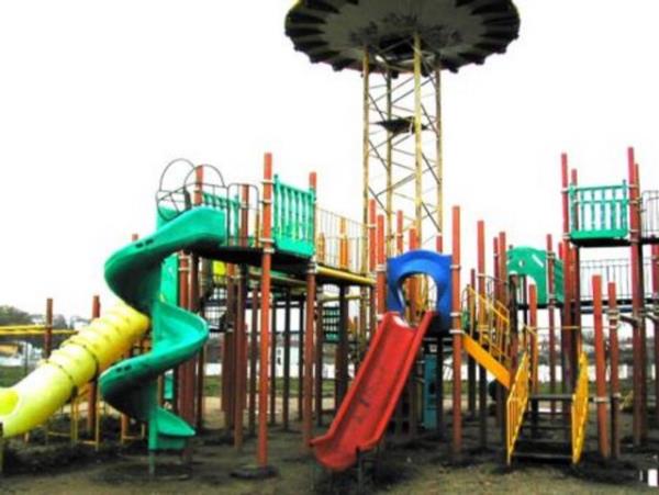 Oyun parklarnda kaydraktan kaymak, tahterevalliye binmek