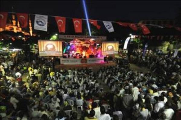 Sultanahmet Meydan'nda cretsiz halk konserine taklp bara ara arklar sylemek