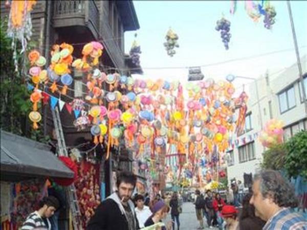 Ahrkap'da romanlarn mziini dinleyip iki gbek atmak