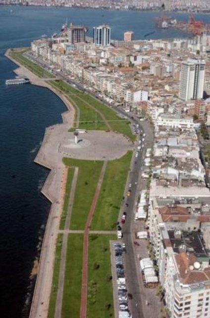 zmir Kordon'da gezintiye kmak