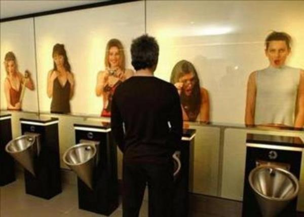 Alveri merkezlerinde tuvalete girmek