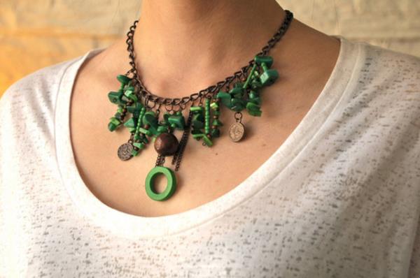 <p><b>18. Kendi kolyeni tasarla</b></p>  ok zevkli...