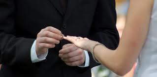 <p><b>40. Evlen</b></p>  Tamam, tamam, evlenmeden olmaz deil mi? En azndan bir kere dene... Ruh eini bulduysan senden ansls yok hayatta.