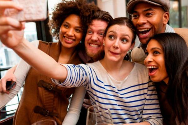 19) Sevdiklerinizle az zaman geirmi olmak