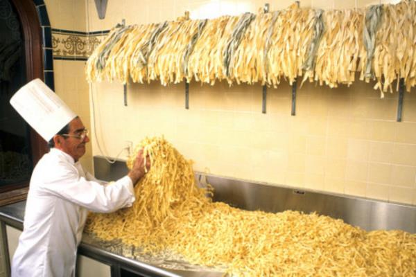 18) En azndan bir makarna yapmay bile bilmemek