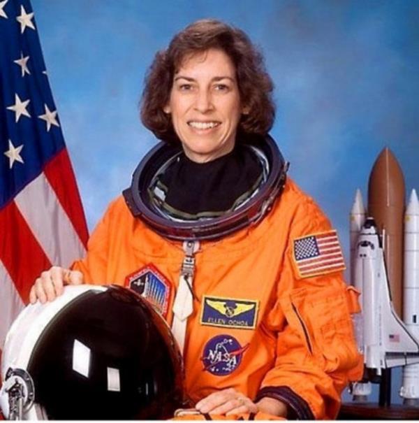 Dr. Ellen Ochoa: Astronot olan bu ablamz, rn retiminde robot teknolojisinin nn aacak "Optik Analiz Sistemleri"ni bulmu.