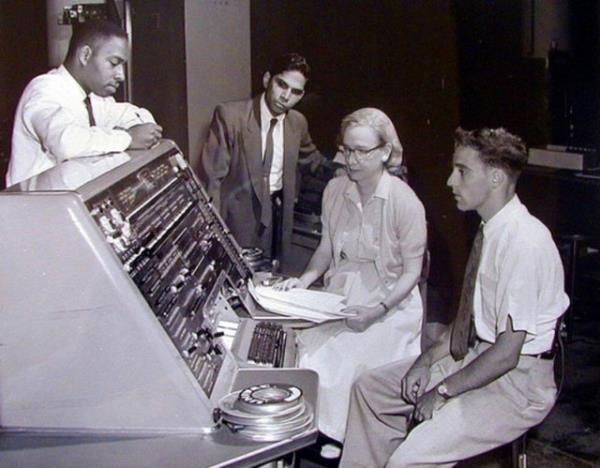 Grace Hopper: "Bilgisayarlarn Annesi" lakabl bu kadn BM-Harvard Mark 1 modeli ile ilk byk lekli bilgisayar gelitirdi.