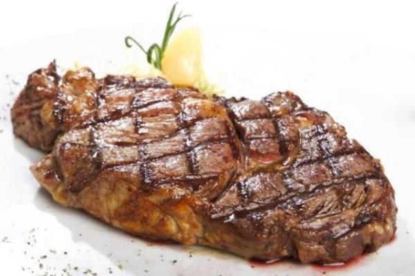 Tavuk eti, yasz kfte, balk, yumurta, krmz et veya peynir gnlk beslenmede mutlaka olmaldr. Saf protein diyetlerinden uzak durulmas gerektiine nemle dikkat eken  Hastalklar Uzman