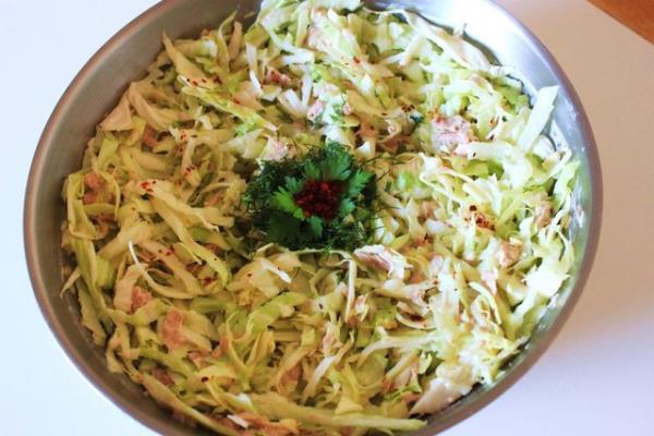 <p><b>Beyaz lahana </b></p>  Beyaz Lahanann ok dk kalori deeri, ieriindeki yksek lif sayesinde tok tutan gdalar arasnda olduunu belirten Dr. Aya Kaya "Dikkat! Lahana deyince aklnz baka yerlere gitmesin. diyor"