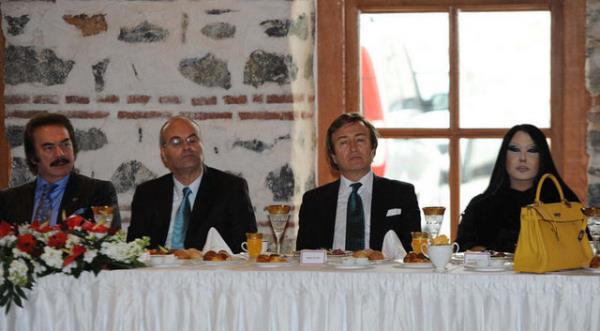 "Hem telif gelirleri hem de tantm imkanlar asndan Youtube Trk mziinin dnyaya alan kaps olacaktr."