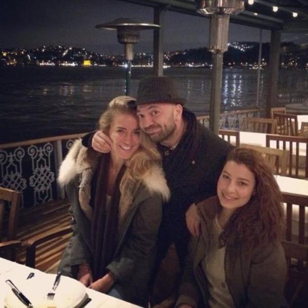 CEYHUN YILMAZ Dnyann 'en anssz' erkeiyim heralde. Alemin en gzel kzlarn kendimize 'dost' yaptk. Bana kadehimi verin