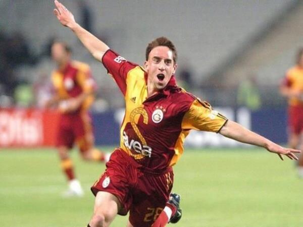 Altn Top dln Cristiano Ronaldo'ya kaptran Franck Ribery, 2005 senesinde G.Saray'dan olayl bir ekilde ayrlmt.