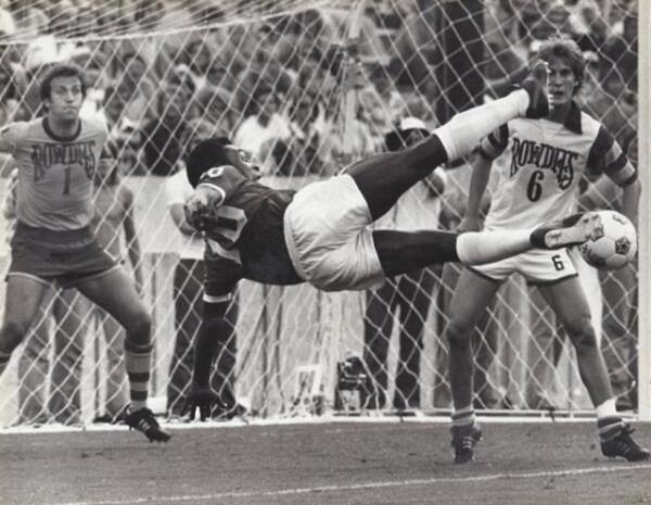 Pele, 1977'de Cosmos'ta forma giyerken