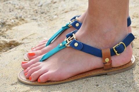 Ayrca yazn vazgeilmezleri olan sandaletler de dmdz ve desteksiz bir tabana sahipse yine ayn lde zararl.