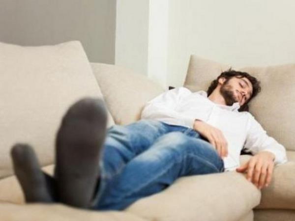 ok sert ya da ok yumuak olmayan ve vcudun kvrmlarna uyum salayan, yatak ve kanepeleri deneyin.